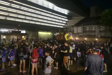 <p>Keramaian di depan hotel Higashiyama selama festival di bulan Agustus</p>