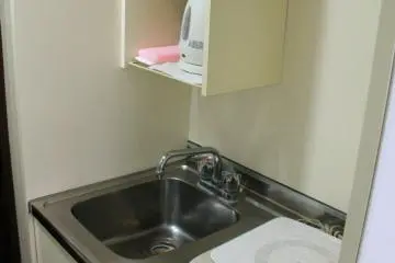 The kitchenette with cooking utensils