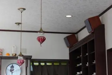 <p>Lampu di dekat meja kaunter kasier, sangat antik!</p>