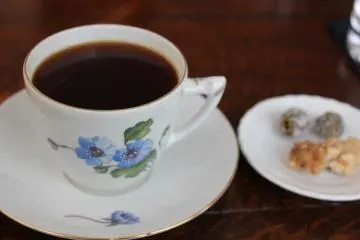 <p>Kopi dan cemilan buatan sendiri, zaitun, walnut, dan permen.</p>
