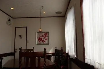 <p>Meja-meja di dalam kafe. Sebelumnya ada peramal yang sedang berbicara dengan pelanggan.</p>