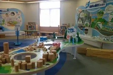 <p>Ruang bermain bagi anak-anak di lantai 2</p>