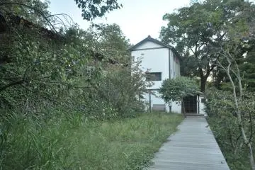 <p>The path that leads to the back entrance</p>