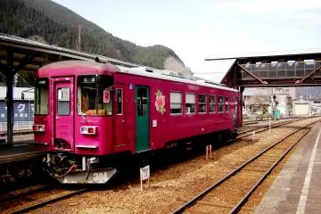 Nagaragawa Railway at Gujo-Hachiman (Photo: <a href="https://www.flickr.com/photos/20247775@N02/2408757714/in/photolist-4ERvKq-9mGgHQ-4KJd3d-oFL2RQ-4ERhos-4ERwD9-4EMitr-4ERuQC-4ERtLj-oKZijX-4ERjJ1-4EM4RX-4ERxcW-4EM8Qk-4ERnt9-4EM5wX-4ERjUu-4ERjQ1-4EM29z-4ERhNE-4EM16X-oq2T6p-4ERAMN-4ERz87-4ERxX5-4ERwUm-4ERw6u" target="_blank" rel="noreferrer noopener nofollow">Rock River</a>)
