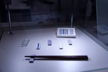 A hashi-oki made out of gum, which comes in handy after dinner