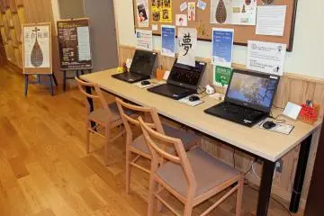 <p>English and Chinese are supported by the Visitor Center's computer corner</p>