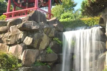 <p>In the Chinese garden, one can sense the sharp change in architectural style and garden setting&nbsp;</p>
