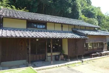 <p>The traditional ryokan, now a ceramics museum and gift shop</p>