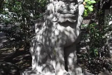 <p>A lion guarding the shrine from intruders</p>