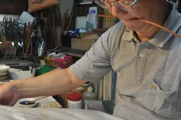 <p>Professional skills for framing a cloth for painting</p>