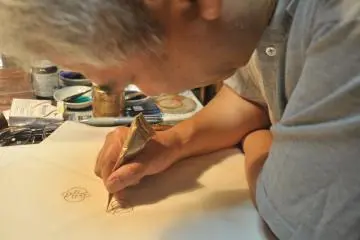 <p>Just by a thin piece of plastic is improvised as a "painting pen" and the outline of a picture is being executed accordingly.</p>