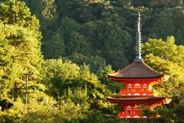 Kiyomizu Temple Tower (Photo:  Tower @ Kiyomizu-dera – <a href="https://www.flickr.com/photos/teosaurio/10139040686" target="_blank" rel="noreferrer noopener nofollow">Mr Hicks 46</a> / <a href="https://creativecommons.org/licenses/by-sa/2.0/" target="_blank" rel="noreferrer noopener nofollow">CC BY-SA 2.0</a>)