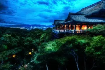 A magical green blue night at the viewing platform (Photo:  The Treetop Temple Protects Kyoto – <a href="http://www.flickr.com/photos/stuckincustoms/3985718888/" target="_blank" rel="noreferrer noopener nofollow">Trey Ratcliff</a> / <a href="https://creativecommons.org/licenses/by-nc-sa/2.0/" target="_blank" rel="noreferrer noopener nofollow">CC BY-NC-SA 2.0</a>)