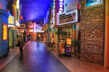 <p>There are many themed restaurants on the second floor</p>