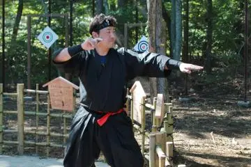 <p>How to throw a shuriken</p>
