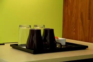 <p>Buatlah beberapa cangkir teh dengan ketel elektrik</p>