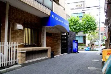 <p>Pintu masuk hotel</p>