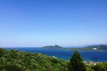<p>Stunning views of green mountains and the calm Miyazu Bay.</p>