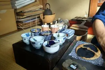 <p>Colors, glue and water are the main elements for the coloring process</p>