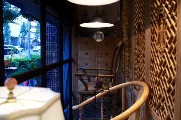 <p>Beside the big window, I could live here</p>