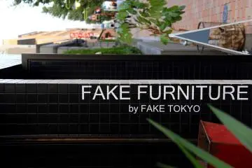 <p>Someone tries to sell fake furniture</p>