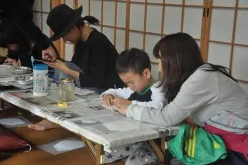 <p>People can try the various steps of making a Buddhist altar</p>