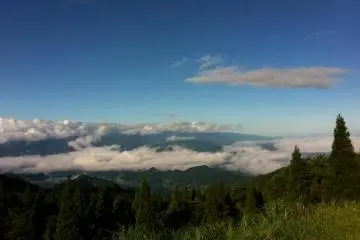 <p>เหนือม่านเมฆ</p>