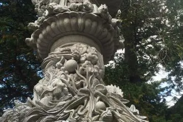 <p>Salah satu dari banyak lentera batu dengan desain yang rumit</p>