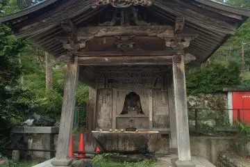 <p>Tempat untuk membersihkan tangan anda dan membasuh mulut sebelum masuk ke kuil</p>