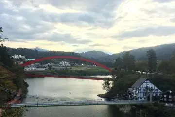 <p>Dari kuil Anda bisa memuja jembatan merah yang membentang di atas sungai</p>