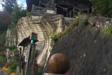 <p>Salah satu jalan masuk kuil, bertempat di atas bukit</p>