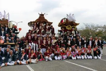 <p>Tim Take Uchi, Taima-cho dan Katsuni setelah tampil pentas</p>