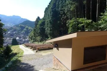 <p>The Oh-shin climbing kiln site, looking down the slope</p>
