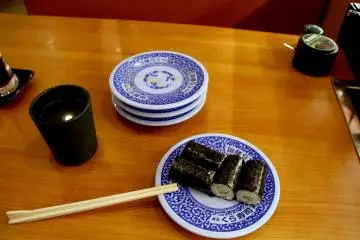 <p>4 sushi gulung dengan harga 100 yen</p>