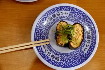 <p>Untuk yang menyukai natoo, disini ada natto sushi</p>