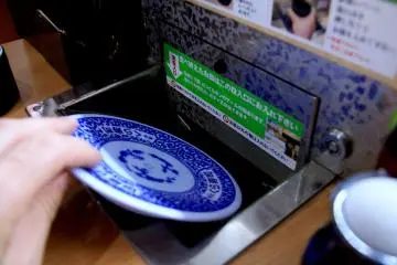 <p>Tempatkan piring Anda ke slot untuk memulai perjalanannya menuju robot pencuci piring</p>