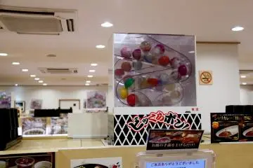 <p>Setiap meja punya mesin penjual mainan otomatis. Gacha Gacha!</p>
