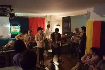 <p>Tidak hanya tarian yang enerjik, namun juga musik Jazz malam yang menenangkan, sekumpulan orang asing, dan juga para performance menyebut Ceskoya sebagai Rumah mereka</p>