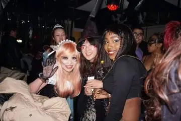 <p>Acara liburan yang sangat ramai. Ini adalah acara Halloween 2015 dengan keramaian yang sangat padat</p>