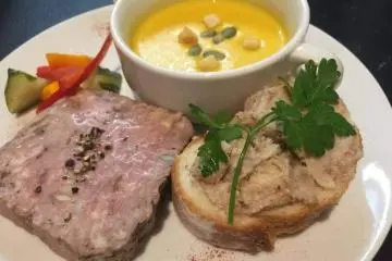 <p>Jangan lupakan juga tentang makanannya jika anda berkunjung kesini</p>