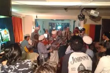 <p>Dalam kapasitas keramaian yang dikelilingi oleh Live Band</p>