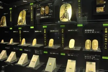 <p>Gold plates or gold coins made in the past</p>