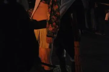 <p>Les v&ecirc;tements traditionnels laissent certaines parties du corps nu, mais gr&acirc;ce aux torches tout autour, je ne pense pas qu'ils sentent le froid</p>