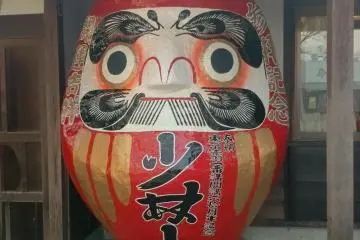 <p>Boneka Daruma lainnya yang mengindikasikan dia berasal dari Shorinzan</p>