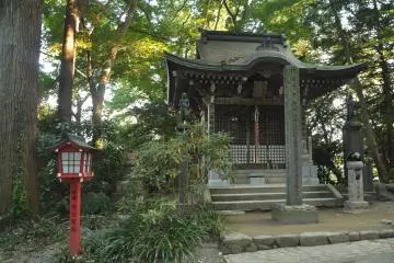 <p>A small shrine right behind the main gate</p>
