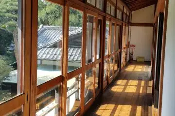 <p>2층으로 올라가면 유리문을 끼고 있는 긴 복도가 있다.&nbsp;</p>
