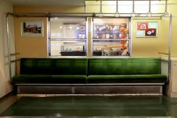 <p>Bagian dalam kereta yang menjadi simbol khas kereta di Tokyo</p>