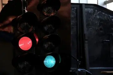 <p>Lampu kereta berdesain klasik</p>
