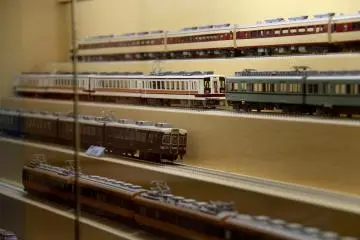 <p>Salah satu lemari pajangan yang memamerkan koleksi miniatur kereta dari masa ke masa</p>