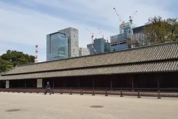 <p>오오테문 쪽으로 들어가면 보이는 옆으로 길쭉한 단정한 건물, 햐쿠닌반쇼.</p>